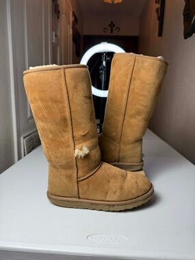 UGG Australia Classic Tall
Sheepskin Lining, Treadlite Sole Sz 9 damage